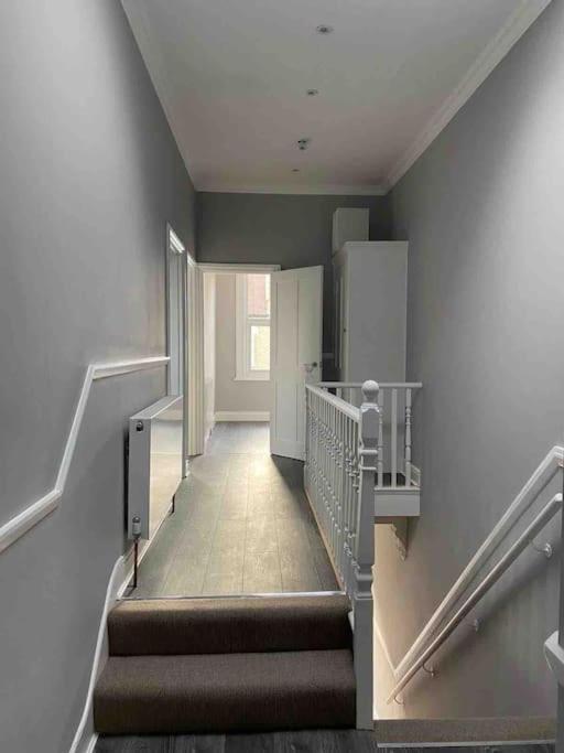 North Kensington Westfield 3 Bedroom New Deluxaprt * Londra