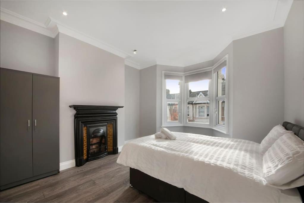 North Kensington Westfield 3 Bedroom New Deluxaprt * Londra
