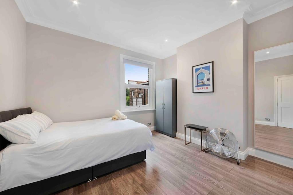 North Kensington Westfield 3 Bedroom New Deluxaprt * Londra